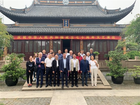 G:《万寿宫》131电子稿部分《万》131首版日前，包括国际老年大学协会主席维拉斯等5位国际学者在内的国际老年教育研究中心中外专家一行20人来我校考察（办公室）e6548e997660ea7f0.jpg